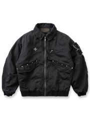 製品画像: カモフラ柄MA-1フライトジャケット、ヴィンテージ加工が施された深灰色のカモフラ柄デザイン、ストリートスタイルと保温性を兼ね備えた秋冬必須アイテム。
詳細画像: 収納力を高める多機能ジッパーポケットとワークディテール、MA-1特有のクラシックなシルエットとドロップショルダーデザインが特徴。