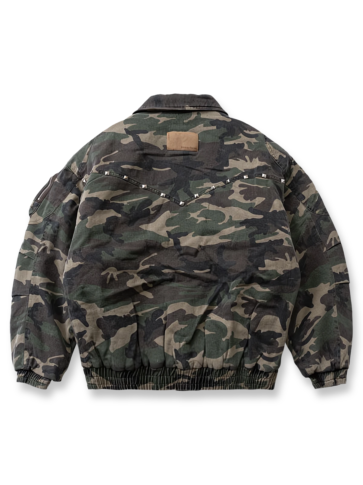 製品画像: カモフラ柄MA-1フライトジャケット、ヴィンテージ加工が施された深灰色のカモフラ柄デザイン、ストリートスタイルと保温性を兼ね備えた秋冬必須アイテム。
詳細画像: 収納力を高める多機能ジッパーポケットとワークディテール、MA-1特有のクラシックなシルエットとドロップショルダーデザインが特徴。