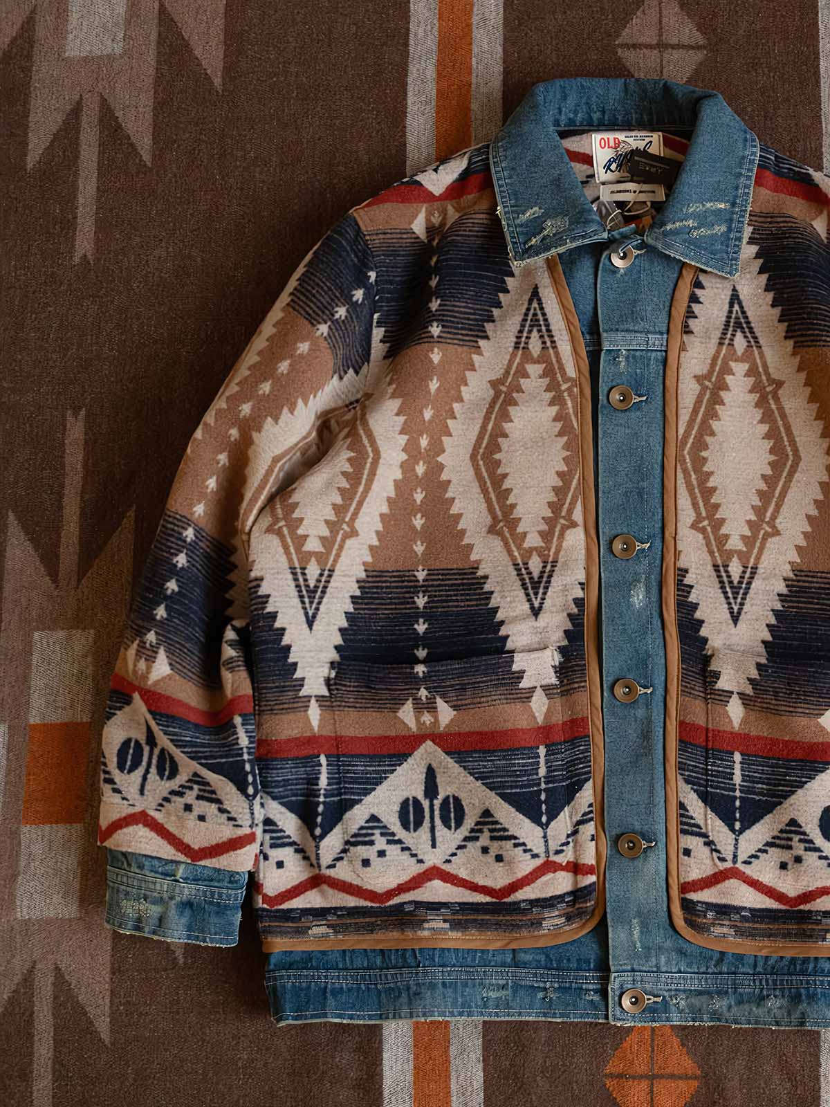 製品画像: ウール混素材とデニムを融合したパッチワークデザインのジャケット、ヴィンテージ感漂う民族風パターンとクラシックなデニムディテール。
詳細画像: フェイクレイヤードデザインとデニムディテールが特徴のウール混デニムジャケット、秋冬にぴったりなスタイリッシュなアイテム。