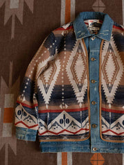 製品画像: ウール混素材とデニムを融合したパッチワークデザインのジャケット、ヴィンテージ感漂う民族風パターンとクラシックなデニムディテール。
詳細画像: フェイクレイヤードデザインとデニムディテールが特徴のウール混デニムジャケット、秋冬にぴったりなスタイリッシュなアイテム。