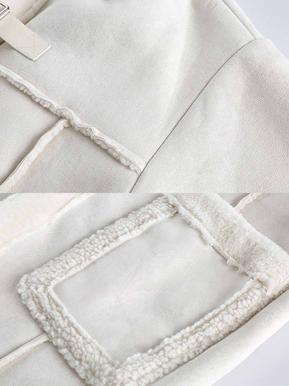 製品画像: 高襟デザインとレザーのボタン装飾が特徴のスエード調フェイクファーコート。フェイクファーとレザーのコンビネーションで、エレガントでレトロな雰囲気を演出し、防風性と温かさを提供します。
詳細画像: 大容量ポケットとレザーのディテールがアクセントとなり、実用性とデザイン性を兼ね備えたスエード調フェイクファーコート。厚手の生地で、冬の寒さから守り、快適な着心地を実現します。