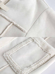 製品画像: 高襟デザインとレザーのボタン装飾が特徴のスエード調フェイクファーコート。フェイクファーとレザーのコンビネーションで、エレガントでレトロな雰囲気を演出し、防風性と温かさを提供します。
詳細画像: 大容量ポケットとレザーのディテールがアクセントとなり、実用性とデザイン性を兼ね備えたスエード調フェイクファーコート。厚手の生地で、冬の寒さから守り、快適な着心地を実現します。