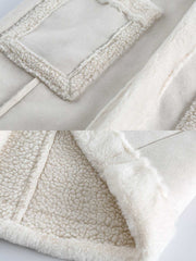 製品画像: 高襟デザインとレザーのボタン装飾が特徴のスエード調フェイクファーコート。フェイクファーとレザーのコンビネーションで、エレガントでレトロな雰囲気を演出し、防風性と温かさを提供します。
詳細画像: 大容量ポケットとレザーのディテールがアクセントとなり、実用性とデザイン性を兼ね備えたスエード調フェイクファーコート。厚手の生地で、冬の寒さから守り、快適な着心地を実現します。