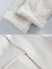 製品画像: 高襟デザインとレザーのボタン装飾が特徴のスエード調フェイクファーコート。フェイクファーとレザーのコンビネーションで、エレガントでレトロな雰囲気を演出し、防風性と温かさを提供します。
詳細画像: 大容量ポケットとレザーのディテールがアクセントとなり、実用性とデザイン性を兼ね備えたスエード調フェイクファーコート。厚手の生地で、冬の寒さから守り、快適な着心地を実現します。