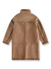 製品画像: 高襟デザインとレザーのボタン装飾が特徴のスエード調フェイクファーコート。フェイクファーとレザーのコンビネーションで、エレガントでレトロな雰囲気を演出し、防風性と温かさを提供します。
詳細画像: 大容量ポケットとレザーのディテールがアクセントとなり、実用性とデザイン性を兼ね備えたスエード調フェイクファーコート。厚手の生地で、冬の寒さから守り、快適な着心地を実現します。