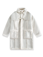 製品画像: 高襟デザインとレザーのボタン装飾が特徴のスエード調フェイクファーコート。フェイクファーとレザーのコンビネーションで、エレガントでレトロな雰囲気を演出し、防風性と温かさを提供します。
詳細画像: 大容量ポケットとレザーのディテールがアクセントとなり、実用性とデザイン性を兼ね備えたスエード調フェイクファーコート。厚手の生地で、冬の寒さから守り、快適な着心地を実現します。