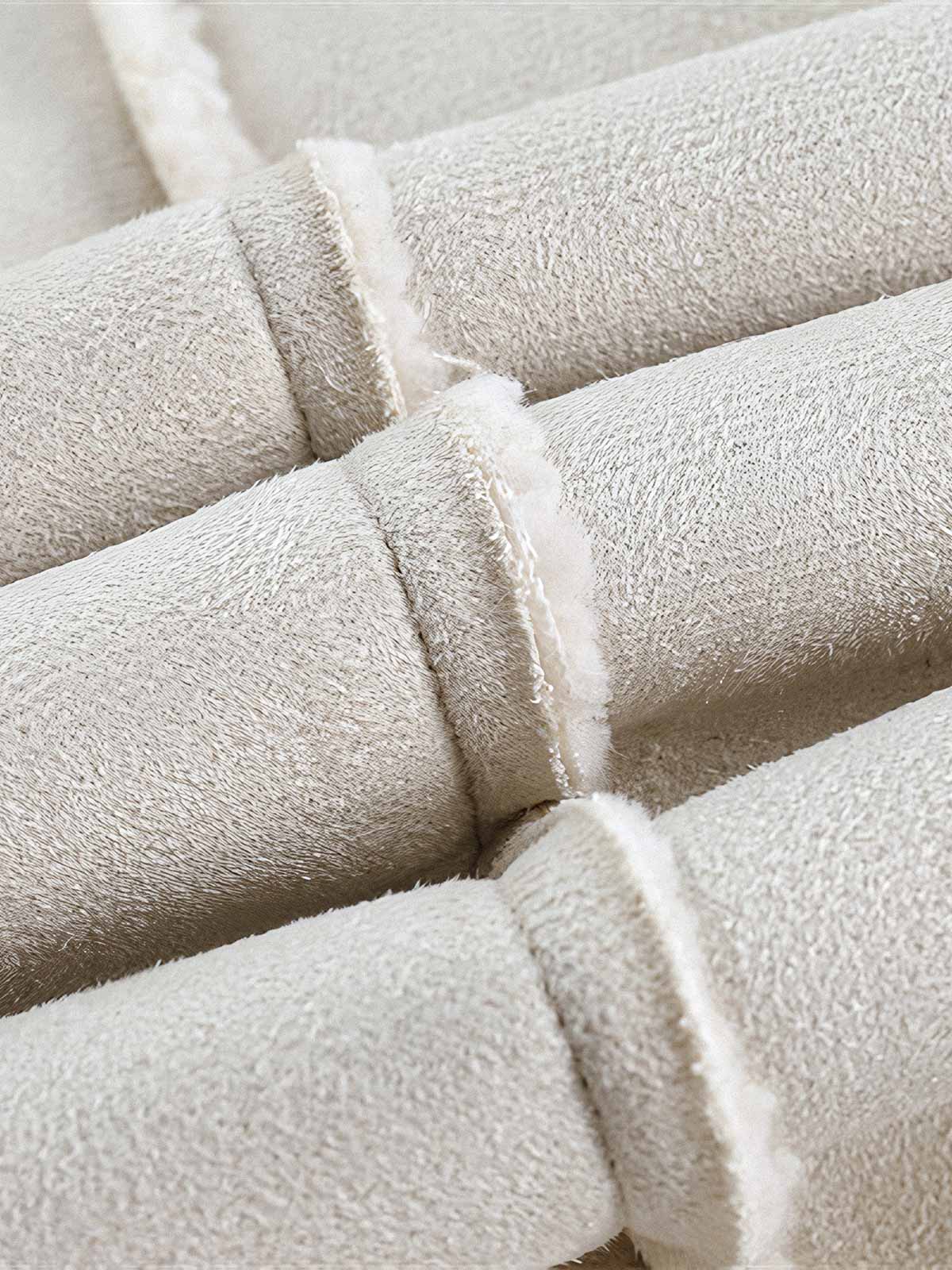 製品画像: 高襟デザインとレザーのボタン装飾が特徴のスエード調フェイクファーコート。フェイクファーとレザーのコンビネーションで、エレガントでレトロな雰囲気を演出し、防風性と温かさを提供します。
詳細画像: 大容量ポケットとレザーのディテールがアクセントとなり、実用性とデザイン性を兼ね備えたスエード調フェイクファーコート。厚手の生地で、冬の寒さから守り、快適な着心地を実現します。