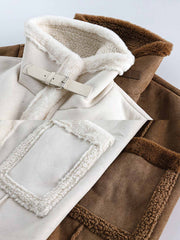 製品画像: 高襟デザインとレザーのボタン装飾が特徴のスエード調フェイクファーコート。フェイクファーとレザーのコンビネーションで、エレガントでレトロな雰囲気を演出し、防風性と温かさを提供します。
詳細画像: 大容量ポケットとレザーのディテールがアクセントとなり、実用性とデザイン性を兼ね備えたスエード調フェイクファーコート。厚手の生地で、冬の寒さから守り、快適な着心地を実現します。