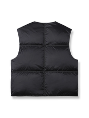 製品画像
シンプルなデザインと実用的な機能を兼ね備えたショート丈Vネック中綿ベスト。ゆったりとしたシルエットでレイヤードスタイルが楽しめ、冬の暖かさを提供。大容量のポケットと調整可能なドローストリングが実用性を高めます。
詳細画像
Vネックデザインで首周りの動きを制限せず、快適な着心地を実現。大容量のポケットで日常的な収納が可能、裾のドローストリングでフィット感を調整できます。シンプルなラインと現代的なデザインが魅力。