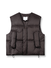 製品画像
シンプルなデザインと実用的な機能を兼ね備えたショート丈Vネック中綿ベスト。ゆったりとしたシルエットでレイヤードスタイルが楽しめ、冬の暖かさを提供。大容量のポケットと調整可能なドローストリングが実用性を高めます。
詳細画像
Vネックデザインで首周りの動きを制限せず、快適な着心地を実現。大容量のポケットで日常的な収納が可能、裾のドローストリングでフィット感を調整できます。シンプルなラインと現代的なデザインが魅力。