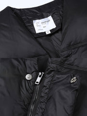 製品画像
シンプルなデザインと実用的な機能を兼ね備えたショート丈Vネック中綿ベスト。ゆったりとしたシルエットでレイヤードスタイルが楽しめ、冬の暖かさを提供。大容量のポケットと調整可能なドローストリングが実用性を高めます。
詳細画像
Vネックデザインで首周りの動きを制限せず、快適な着心地を実現。大容量のポケットで日常的な収納が可能、裾のドローストリングでフィット感を調整できます。シンプルなラインと現代的なデザインが魅力。