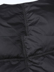 製品画像
シンプルなデザインと実用的な機能を兼ね備えたショート丈Vネック中綿ベスト。ゆったりとしたシルエットでレイヤードスタイルが楽しめ、冬の暖かさを提供。大容量のポケットと調整可能なドローストリングが実用性を高めます。
詳細画像
Vネックデザインで首周りの動きを制限せず、快適な着心地を実現。大容量のポケットで日常的な収納が可能、裾のドローストリングでフィット感を調整できます。シンプルなラインと現代的なデザインが魅力。