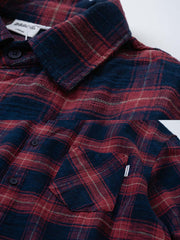 製品画像
高品質な竹節編みコットン素材を使用したチェック柄シャツ。柔らかな触感と優れた保温性を兼ね備え、レトロなチェックデザインが冬の必需品として、快適でスタイリッシュな着心地を提供します。
詳細画像
竹節編みコットン素材による柔らかな肌触りと温かさ。斜めのチェックパッチワークデザインの胸ポケットが視覚的な奥行きを加え、バックは軽くラウンドした裾デザインで、リラックスした印象を与えます。