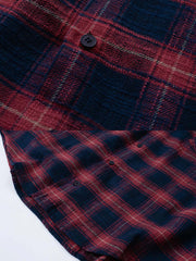 製品画像
高品質な竹節編みコットン素材を使用したチェック柄シャツ。柔らかな触感と優れた保温性を兼ね備え、レトロなチェックデザインが冬の必需品として、快適でスタイリッシュな着心地を提供します。
詳細画像
竹節編みコットン素材による柔らかな肌触りと温かさ。斜めのチェックパッチワークデザインの胸ポケットが視覚的な奥行きを加え、バックは軽くラウンドした裾デザインで、リラックスした印象を与えます。