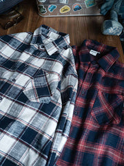 製品画像
高品質な竹節編みコットン素材を使用したチェック柄シャツ。柔らかな触感と優れた保温性を兼ね備え、レトロなチェックデザインが冬の必需品として、快適でスタイリッシュな着心地を提供します。
詳細画像
竹節編みコットン素材による柔らかな肌触りと温かさ。斜めのチェックパッチワークデザインの胸ポケットが視覚的な奥行きを加え、バックは軽くラウンドした裾デザインで、リラックスした印象を与えます。