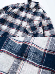 製品画像
高品質な竹節編みコットン素材を使用したチェック柄シャツ。柔らかな触感と優れた保温性を兼ね備え、レトロなチェックデザインが冬の必需品として、快適でスタイリッシュな着心地を提供します。
詳細画像
竹節編みコットン素材による柔らかな肌触りと温かさ。斜めのチェックパッチワークデザインの胸ポケットが視覚的な奥行きを加え、バックは軽くラウンドした裾デザインで、リラックスした印象を与えます。