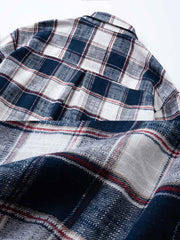 製品画像
高品質な竹節編みコットン素材を使用したチェック柄シャツ。柔らかな触感と優れた保温性を兼ね備え、レトロなチェックデザインが冬の必需品として、快適でスタイリッシュな着心地を提供します。
詳細画像
竹節編みコットン素材による柔らかな肌触りと温かさ。斜めのチェックパッチワークデザインの胸ポケットが視覚的な奥行きを加え、バックは軽くラウンドした裾デザインで、リラックスした印象を与えます。