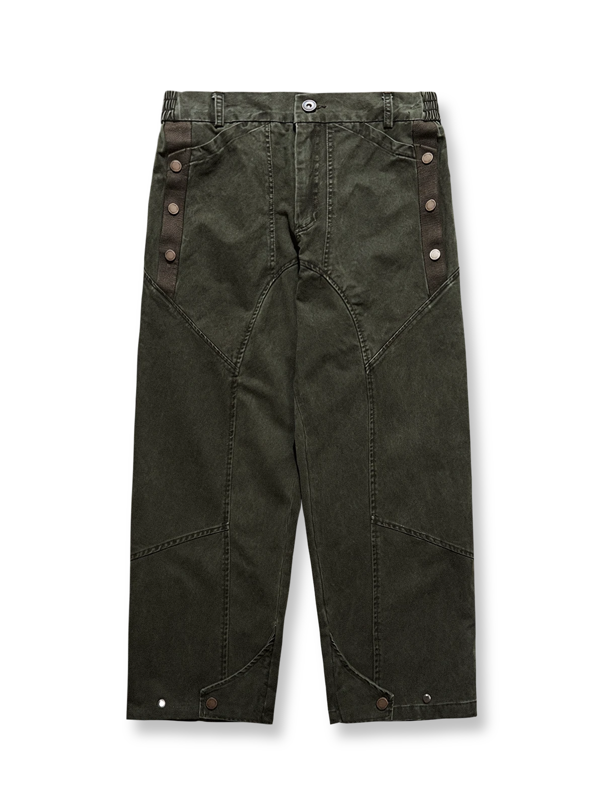 製品画像
デコンストラクションのパッチワークデザインが特徴のワイドフィットカーゴパンツ。ウォッシュ加工によるヴィンテージ感と自然な風合いが、快適さと機能性を両立したユニークなスタイルを提供。
詳細画像
ウエスト部分にはベルトバックルとゴムを組み合わせ、自由度と快適さを向上。裾はボタンで調整可能で、異なる着用ニーズに合わせて幅を自由に変更できます。デコンストラクションデザインが、個性的なヴィンテージ感を演出。