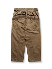 製品画像
デコンストラクションのパッチワークデザインが特徴のワイドフィットカーゴパンツ。ウォッシュ加工によるヴィンテージ感と自然な風合いが、快適さと機能性を両立したユニークなスタイルを提供。
詳細画像
ウエスト部分にはベルトバックルとゴムを組み合わせ、自由度と快適さを向上。裾はボタンで調整可能で、異なる着用ニーズに合わせて幅を自由に変更できます。デコンストラクションデザインが、個性的なヴィンテージ感を演出。