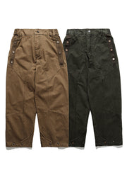 製品画像
デコンストラクションのパッチワークデザインが特徴のワイドフィットカーゴパンツ。ウォッシュ加工によるヴィンテージ感と自然な風合いが、快適さと機能性を両立したユニークなスタイルを提供。
詳細画像
ウエスト部分にはベルトバックルとゴムを組み合わせ、自由度と快適さを向上。裾はボタンで調整可能で、異なる着用ニーズに合わせて幅を自由に変更できます。デコンストラクションデザインが、個性的なヴィンテージ感を演出。