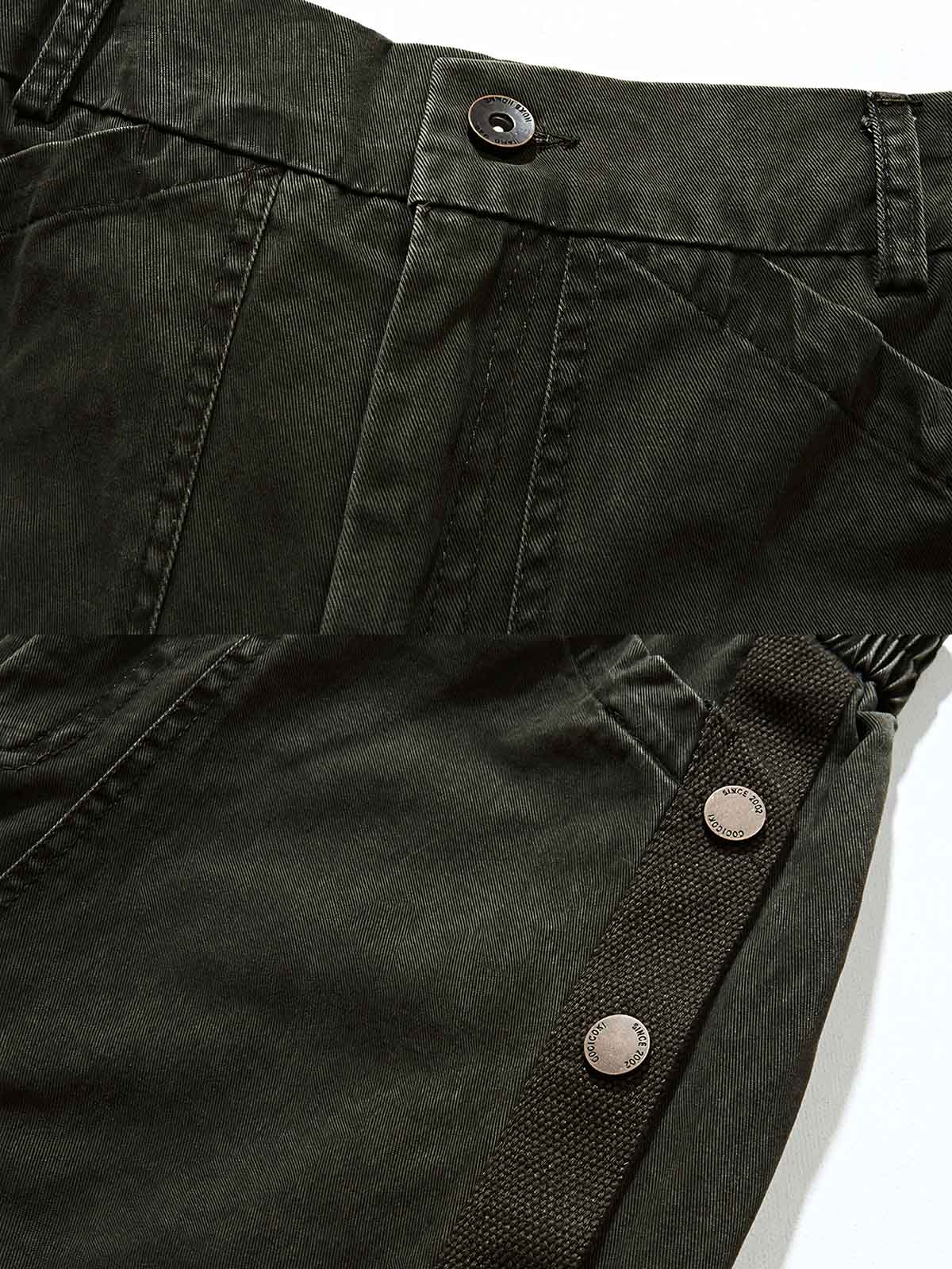 製品画像
デコンストラクションのパッチワークデザインが特徴のワイドフィットカーゴパンツ。ウォッシュ加工によるヴィンテージ感と自然な風合いが、快適さと機能性を両立したユニークなスタイルを提供。
詳細画像
ウエスト部分にはベルトバックルとゴムを組み合わせ、自由度と快適さを向上。裾はボタンで調整可能で、異なる着用ニーズに合わせて幅を自由に変更できます。デコンストラクションデザインが、個性的なヴィンテージ感を演出。