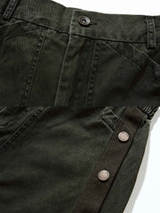 製品画像
デコンストラクションのパッチワークデザインが特徴のワイドフィットカーゴパンツ。ウォッシュ加工によるヴィンテージ感と自然な風合いが、快適さと機能性を両立したユニークなスタイルを提供。
詳細画像
ウエスト部分にはベルトバックルとゴムを組み合わせ、自由度と快適さを向上。裾はボタンで調整可能で、異なる着用ニーズに合わせて幅を自由に変更できます。デコンストラクションデザインが、個性的なヴィンテージ感を演出。