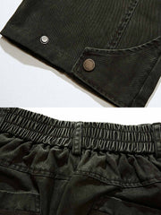 製品画像
デコンストラクションのパッチワークデザインが特徴のワイドフィットカーゴパンツ。ウォッシュ加工によるヴィンテージ感と自然な風合いが、快適さと機能性を両立したユニークなスタイルを提供。
詳細画像
ウエスト部分にはベルトバックルとゴムを組み合わせ、自由度と快適さを向上。裾はボタンで調整可能で、異なる着用ニーズに合わせて幅を自由に変更できます。デコンストラクションデザインが、個性的なヴィンテージ感を演出。