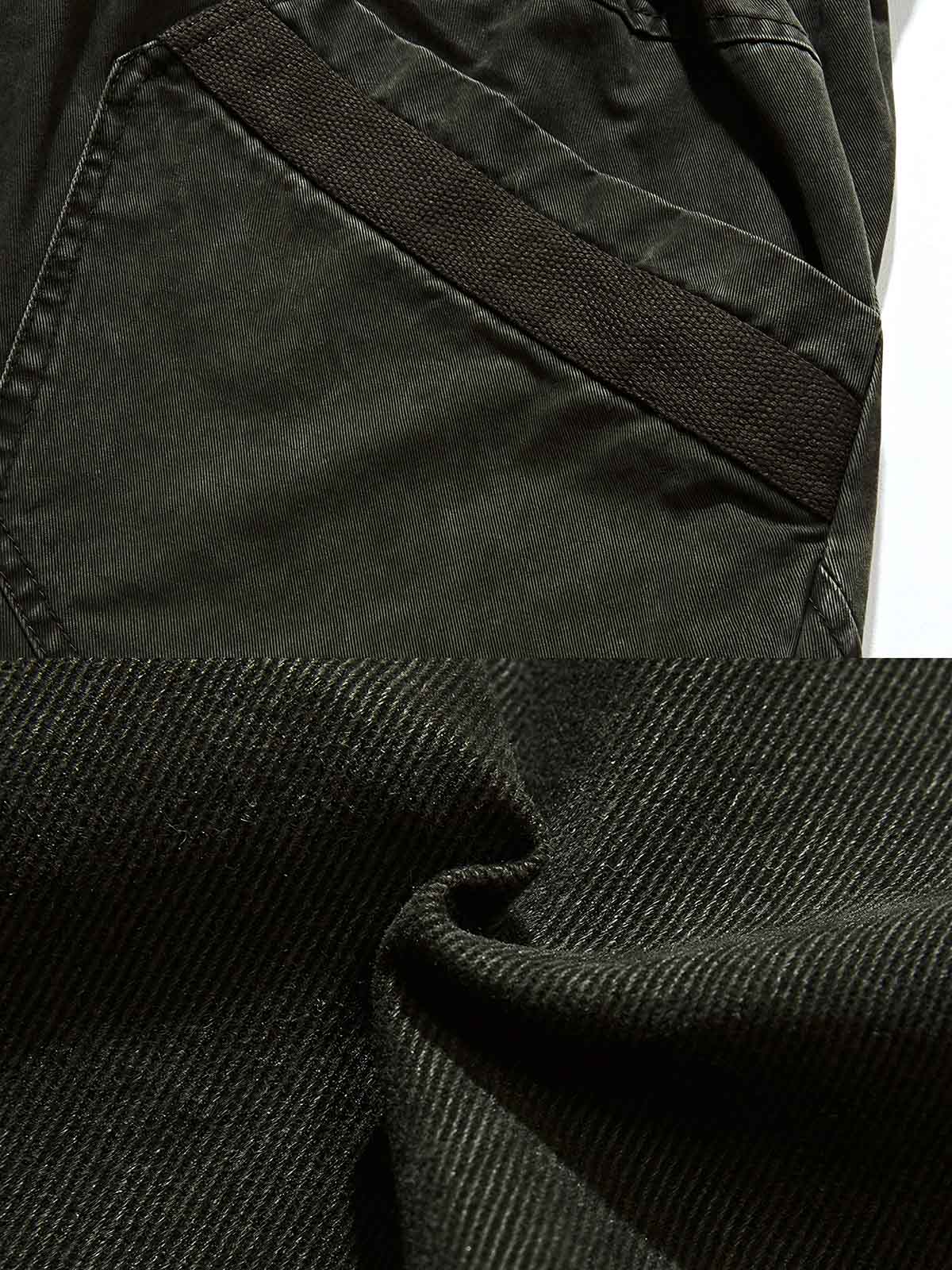 製品画像
デコンストラクションのパッチワークデザインが特徴のワイドフィットカーゴパンツ。ウォッシュ加工によるヴィンテージ感と自然な風合いが、快適さと機能性を両立したユニークなスタイルを提供。
詳細画像
ウエスト部分にはベルトバックルとゴムを組み合わせ、自由度と快適さを向上。裾はボタンで調整可能で、異なる着用ニーズに合わせて幅を自由に変更できます。デコンストラクションデザインが、個性的なヴィンテージ感を演出。