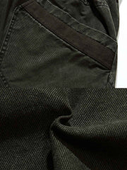 製品画像
デコンストラクションのパッチワークデザインが特徴のワイドフィットカーゴパンツ。ウォッシュ加工によるヴィンテージ感と自然な風合いが、快適さと機能性を両立したユニークなスタイルを提供。
詳細画像
ウエスト部分にはベルトバックルとゴムを組み合わせ、自由度と快適さを向上。裾はボタンで調整可能で、異なる着用ニーズに合わせて幅を自由に変更できます。デコンストラクションデザインが、個性的なヴィンテージ感を演出。