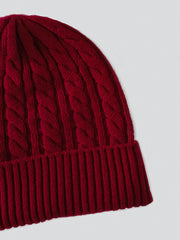 製品画像: ケーブル柄 ウールニット3点セット(マフラー、帽子、手袋)の全体展示画像。エレガントで統一感のあるデザインが特徴。柔らかなラムウールとカシミヤ混紡素材を使用し、冬の防寒用に最適。
詳細画像: ケーブル柄の編み目をクローズアップした詳細画像。高品質ラムウール90%とカシミヤ10%混紡素材の柔らかさと光沢感を強調したディテール。