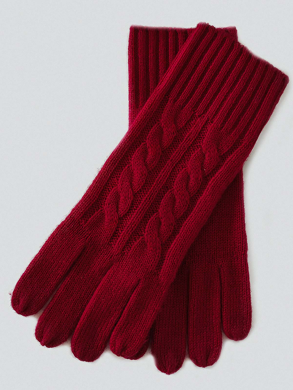 製品画像: ケーブル柄 ウールニット3点セット(マフラー、帽子、手袋)の全体展示画像。エレガントで統一感のあるデザインが特徴。柔らかなラムウールとカシミヤ混紡素材を使用し、冬の防寒用に最適。
詳細画像: ケーブル柄の編み目をクローズアップした詳細画像。高品質ラムウール90%とカシミヤ10%混紡素材の柔らかさと光沢感を強調したディテール。