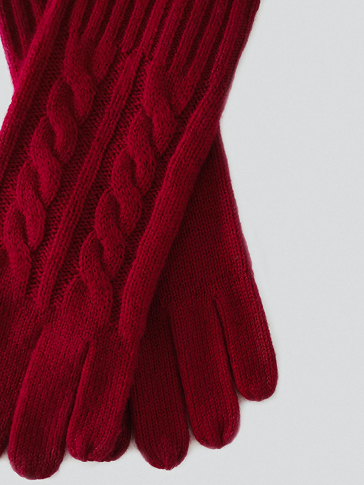 製品画像: ケーブル柄 ウールニット3点セット(マフラー、帽子、手袋)の全体展示画像。エレガントで統一感のあるデザインが特徴。柔らかなラムウールとカシミヤ混紡素材を使用し、冬の防寒用に最適。
詳細画像: ケーブル柄の編み目をクローズアップした詳細画像。高品質ラムウール90%とカシミヤ10%混紡素材の柔らかさと光沢感を強調したディテール。