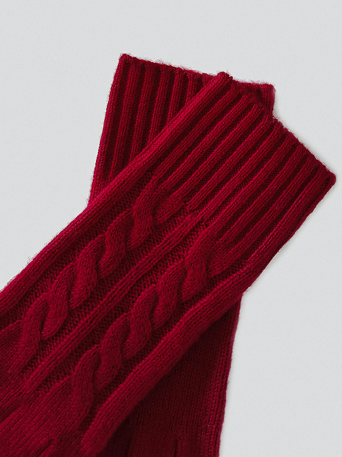 製品画像: ケーブル柄 ウールニット3点セット(マフラー、帽子、手袋)の全体展示画像。エレガントで統一感のあるデザインが特徴。柔らかなラムウールとカシミヤ混紡素材を使用し、冬の防寒用に最適。
詳細画像: ケーブル柄の編み目をクローズアップした詳細画像。高品質ラムウール90%とカシミヤ10%混紡素材の柔らかさと光沢感を強調したディテール。