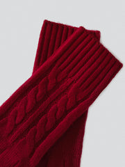 製品画像: ケーブル柄 ウールニット3点セット(マフラー、帽子、手袋)の全体展示画像。エレガントで統一感のあるデザインが特徴。柔らかなラムウールとカシミヤ混紡素材を使用し、冬の防寒用に最適。
詳細画像: ケーブル柄の編み目をクローズアップした詳細画像。高品質ラムウール90%とカシミヤ10%混紡素材の柔らかさと光沢感を強調したディテール。