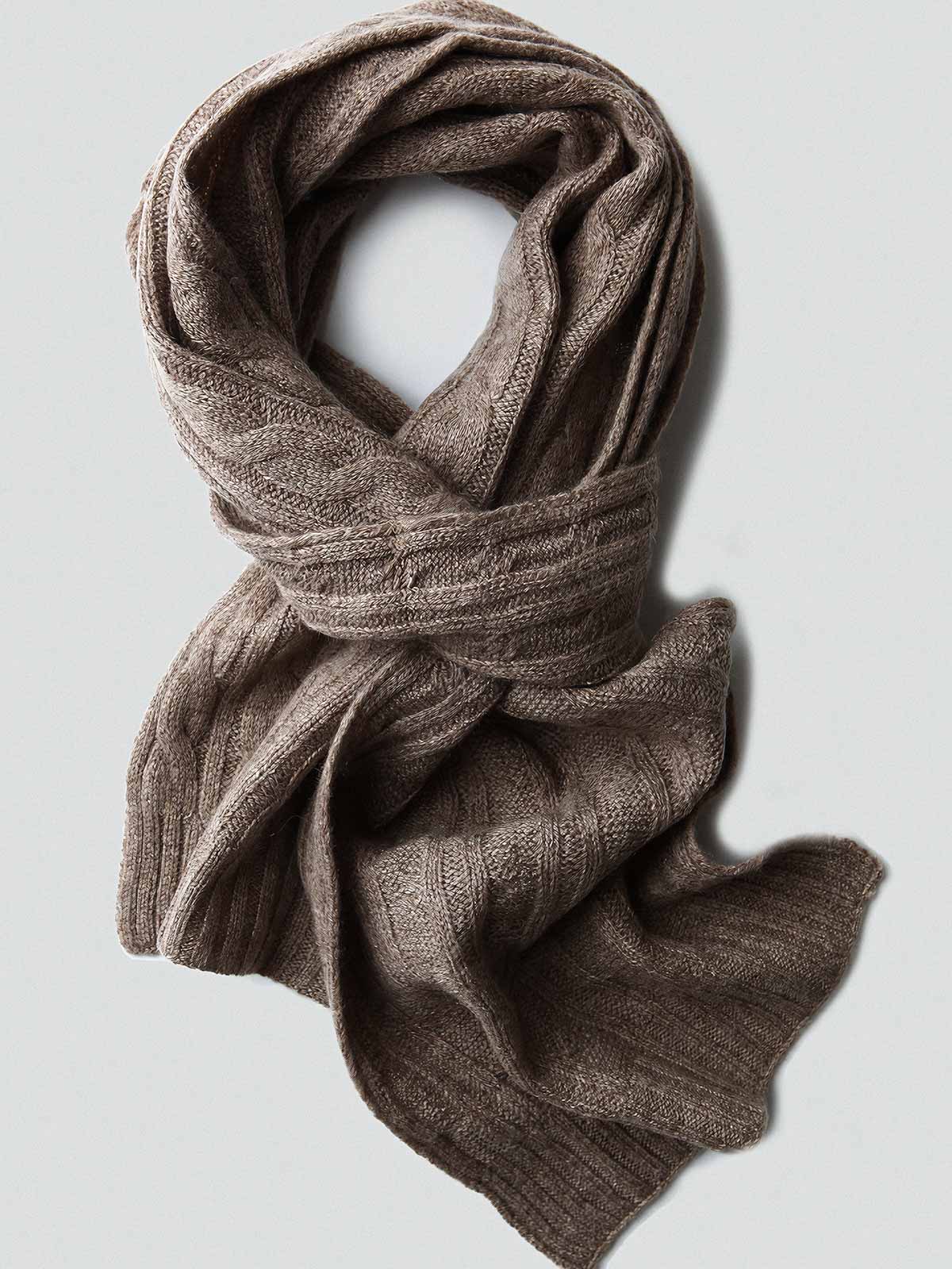 製品画像: ケーブル柄 ウールニット3点セット(マフラー、帽子、手袋)の全体展示画像。エレガントで統一感のあるデザインが特徴。柔らかなラムウールとカシミヤ混紡素材を使用し、冬の防寒用に最適。
詳細画像: ケーブル柄の編み目をクローズアップした詳細画像。高品質ラムウール90%とカシミヤ10%混紡素材の柔らかさと光沢感を強調したディテール。