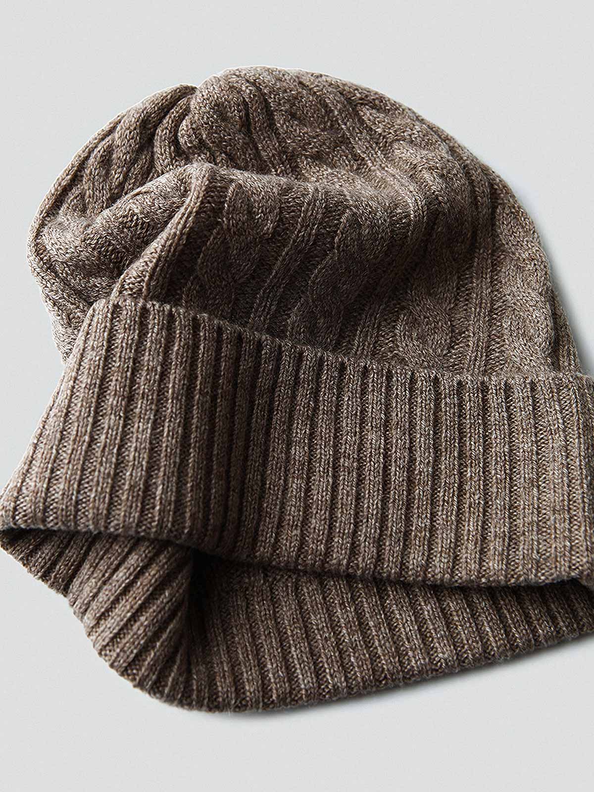 製品画像: ケーブル柄 ウールニット3点セット(マフラー、帽子、手袋)の全体展示画像。エレガントで統一感のあるデザインが特徴。柔らかなラムウールとカシミヤ混紡素材を使用し、冬の防寒用に最適。
詳細画像: ケーブル柄の編み目をクローズアップした詳細画像。高品質ラムウール90%とカシミヤ10%混紡素材の柔らかさと光沢感を強調したディテール。