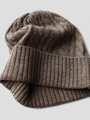 製品画像: ケーブル柄 ウールニット3点セット(マフラー、帽子、手袋)の全体展示画像。エレガントで統一感のあるデザインが特徴。柔らかなラムウールとカシミヤ混紡素材を使用し、冬の防寒用に最適。
詳細画像: ケーブル柄の編み目をクローズアップした詳細画像。高品質ラムウール90%とカシミヤ10%混紡素材の柔らかさと光沢感を強調したディテール。