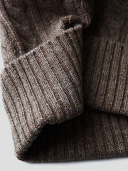 製品画像: ケーブル柄 ウールニット3点セット(マフラー、帽子、手袋)の全体展示画像。エレガントで統一感のあるデザインが特徴。柔らかなラムウールとカシミヤ混紡素材を使用し、冬の防寒用に最適。
詳細画像: ケーブル柄の編み目をクローズアップした詳細画像。高品質ラムウール90%とカシミヤ10%混紡素材の柔らかさと光沢感を強調したディテール。