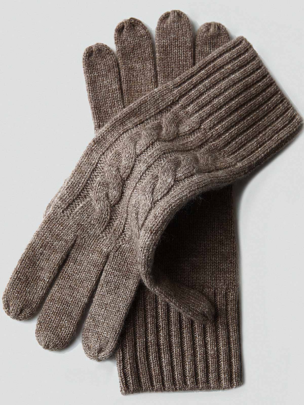 製品画像: ケーブル柄 ウールニット3点セット(マフラー、帽子、手袋)の全体展示画像。エレガントで統一感のあるデザインが特徴。柔らかなラムウールとカシミヤ混紡素材を使用し、冬の防寒用に最適。
詳細画像: ケーブル柄の編み目をクローズアップした詳細画像。高品質ラムウール90%とカシミヤ10%混紡素材の柔らかさと光沢感を強調したディテール。