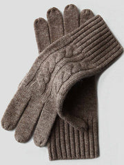 製品画像: ケーブル柄 ウールニット3点セット(マフラー、帽子、手袋)の全体展示画像。エレガントで統一感のあるデザインが特徴。柔らかなラムウールとカシミヤ混紡素材を使用し、冬の防寒用に最適。
詳細画像: ケーブル柄の編み目をクローズアップした詳細画像。高品質ラムウール90%とカシミヤ10%混紡素材の柔らかさと光沢感を強調したディテール。