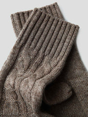 製品画像: ケーブル柄 ウールニット3点セット(マフラー、帽子、手袋)の全体展示画像。エレガントで統一感のあるデザインが特徴。柔らかなラムウールとカシミヤ混紡素材を使用し、冬の防寒用に最適。
詳細画像: ケーブル柄の編み目をクローズアップした詳細画像。高品質ラムウール90%とカシミヤ10%混紡素材の柔らかさと光沢感を強調したディテール。