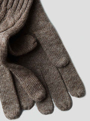 製品画像: ケーブル柄 ウールニット3点セット(マフラー、帽子、手袋)の全体展示画像。エレガントで統一感のあるデザインが特徴。柔らかなラムウールとカシミヤ混紡素材を使用し、冬の防寒用に最適。
詳細画像: ケーブル柄の編み目をクローズアップした詳細画像。高品質ラムウール90%とカシミヤ10%混紡素材の柔らかさと光沢感を強調したディテール。