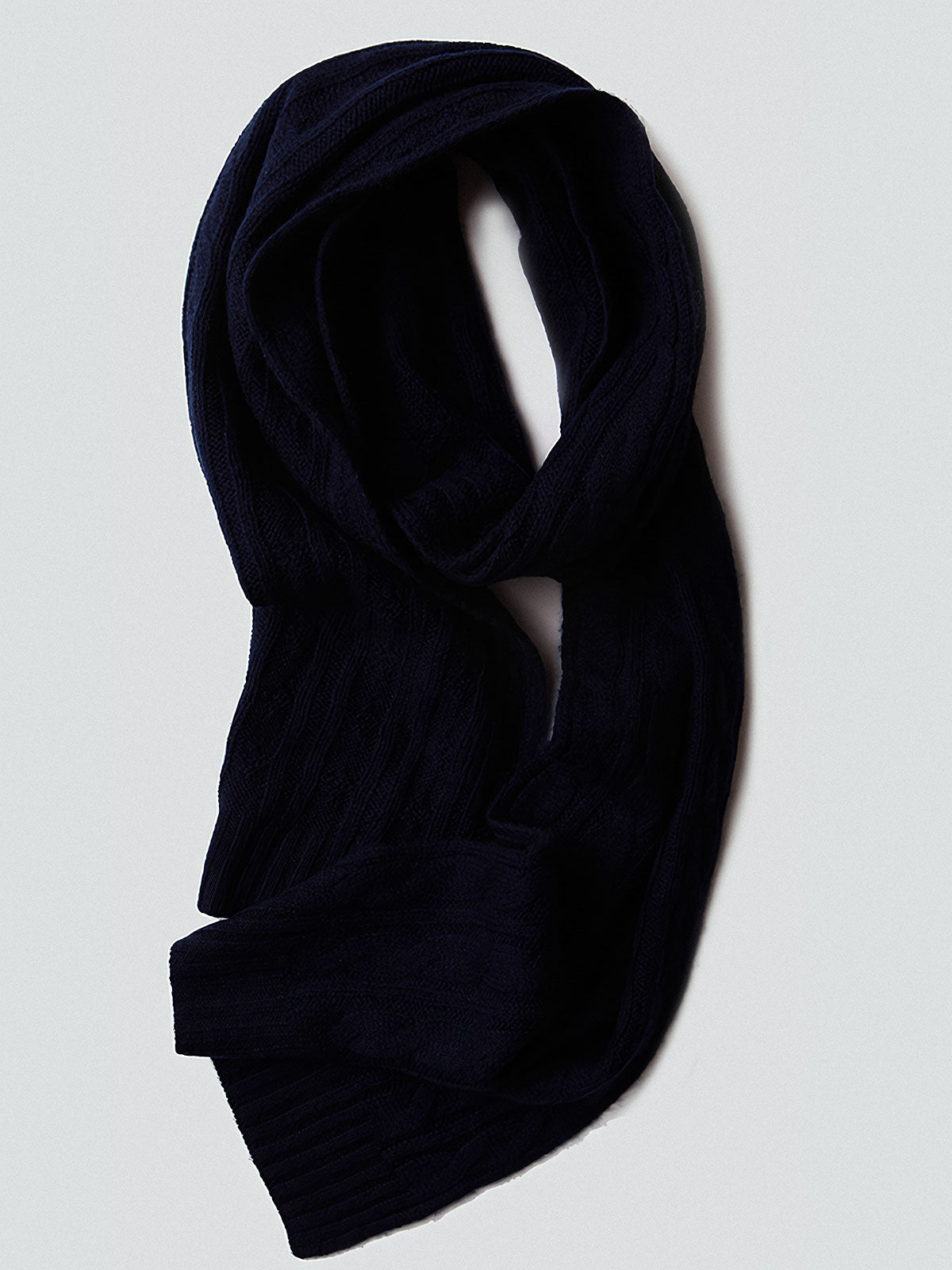 製品画像: ケーブル柄 ウールニット3点セット(マフラー、帽子、手袋)の全体展示画像。エレガントで統一感のあるデザインが特徴。柔らかなラムウールとカシミヤ混紡素材を使用し、冬の防寒用に最適。
詳細画像: ケーブル柄の編み目をクローズアップした詳細画像。高品質ラムウール90%とカシミヤ10%混紡素材の柔らかさと光沢感を強調したディテール。