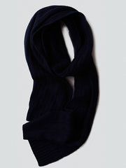 製品画像: ケーブル柄 ウールニット3点セット(マフラー、帽子、手袋)の全体展示画像。エレガントで統一感のあるデザインが特徴。柔らかなラムウールとカシミヤ混紡素材を使用し、冬の防寒用に最適。
詳細画像: ケーブル柄の編み目をクローズアップした詳細画像。高品質ラムウール90%とカシミヤ10%混紡素材の柔らかさと光沢感を強調したディテール。