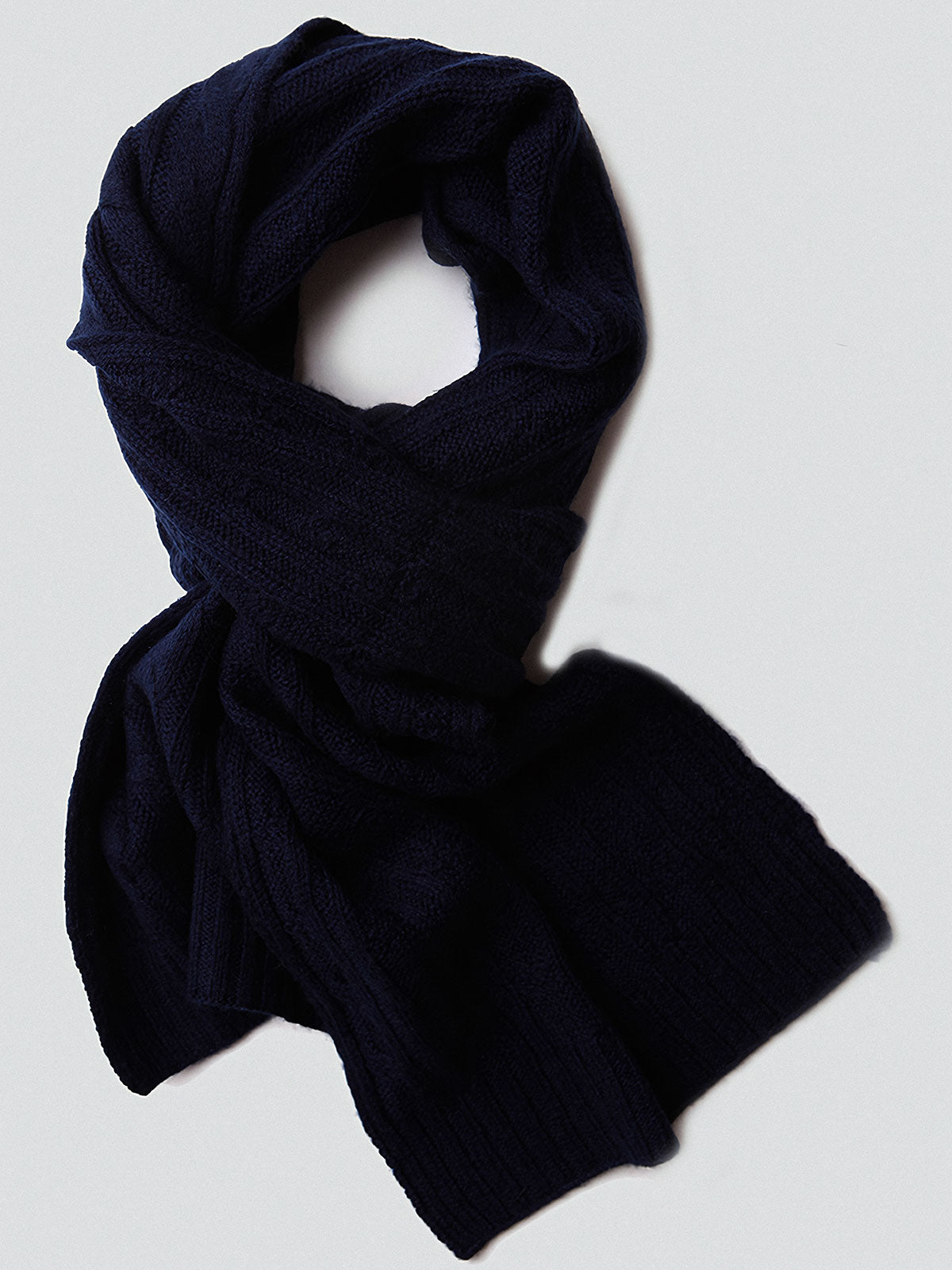 製品画像: ケーブル柄 ウールニット3点セット(マフラー、帽子、手袋)の全体展示画像。エレガントで統一感のあるデザインが特徴。柔らかなラムウールとカシミヤ混紡素材を使用し、冬の防寒用に最適。
詳細画像: ケーブル柄の編み目をクローズアップした詳細画像。高品質ラムウール90%とカシミヤ10%混紡素材の柔らかさと光沢感を強調したディテール。