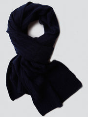 製品画像: ケーブル柄 ウールニット3点セット(マフラー、帽子、手袋)の全体展示画像。エレガントで統一感のあるデザインが特徴。柔らかなラムウールとカシミヤ混紡素材を使用し、冬の防寒用に最適。
詳細画像: ケーブル柄の編み目をクローズアップした詳細画像。高品質ラムウール90%とカシミヤ10%混紡素材の柔らかさと光沢感を強調したディテール。