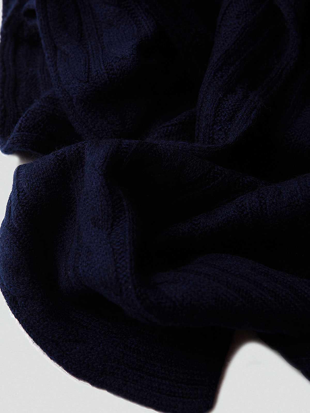 製品画像: ケーブル柄 ウールニット3点セット(マフラー、帽子、手袋)の全体展示画像。エレガントで統一感のあるデザインが特徴。柔らかなラムウールとカシミヤ混紡素材を使用し、冬の防寒用に最適。
詳細画像: ケーブル柄の編み目をクローズアップした詳細画像。高品質ラムウール90%とカシミヤ10%混紡素材の柔らかさと光沢感を強調したディテール。