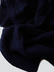 製品画像: ケーブル柄 ウールニット3点セット(マフラー、帽子、手袋)の全体展示画像。エレガントで統一感のあるデザインが特徴。柔らかなラムウールとカシミヤ混紡素材を使用し、冬の防寒用に最適。
詳細画像: ケーブル柄の編み目をクローズアップした詳細画像。高品質ラムウール90%とカシミヤ10%混紡素材の柔らかさと光沢感を強調したディテール。