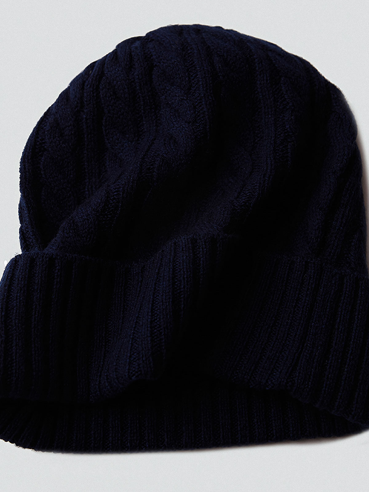 製品画像: ケーブル柄 ウールニット3点セット(マフラー、帽子、手袋)の全体展示画像。エレガントで統一感のあるデザインが特徴。柔らかなラムウールとカシミヤ混紡素材を使用し、冬の防寒用に最適。
詳細画像: ケーブル柄の編み目をクローズアップした詳細画像。高品質ラムウール90%とカシミヤ10%混紡素材の柔らかさと光沢感を強調したディテール。