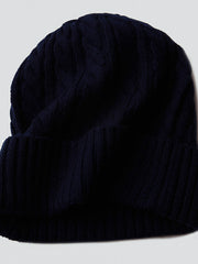 製品画像: ケーブル柄 ウールニット3点セット(マフラー、帽子、手袋)の全体展示画像。エレガントで統一感のあるデザインが特徴。柔らかなラムウールとカシミヤ混紡素材を使用し、冬の防寒用に最適。
詳細画像: ケーブル柄の編み目をクローズアップした詳細画像。高品質ラムウール90%とカシミヤ10%混紡素材の柔らかさと光沢感を強調したディテール。